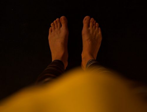 los pies la base de tu práctica de yoga