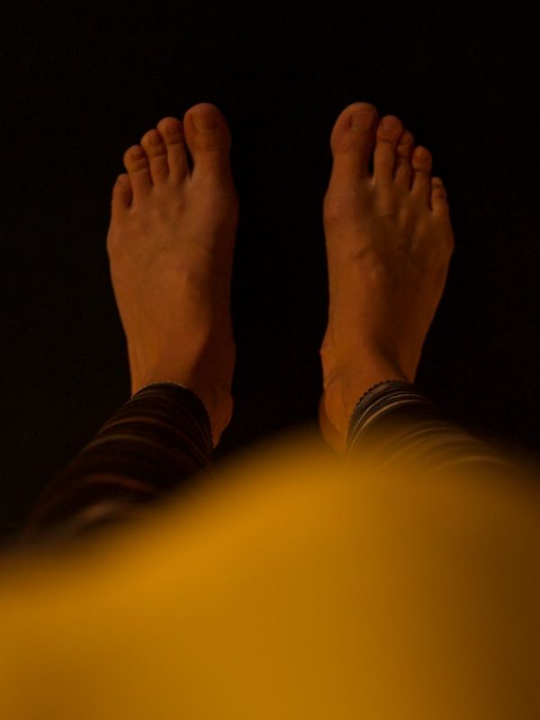 los pies la base de tu práctica de yoga